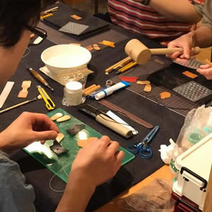 本革の名入れｷｰﾎﾙﾀﾞｰ、ﾌﾞｰﾂｽﾄﾗｯﾌﾟ『ﾊﾙﾚｻﾞｰｸﾗﾌﾄ』